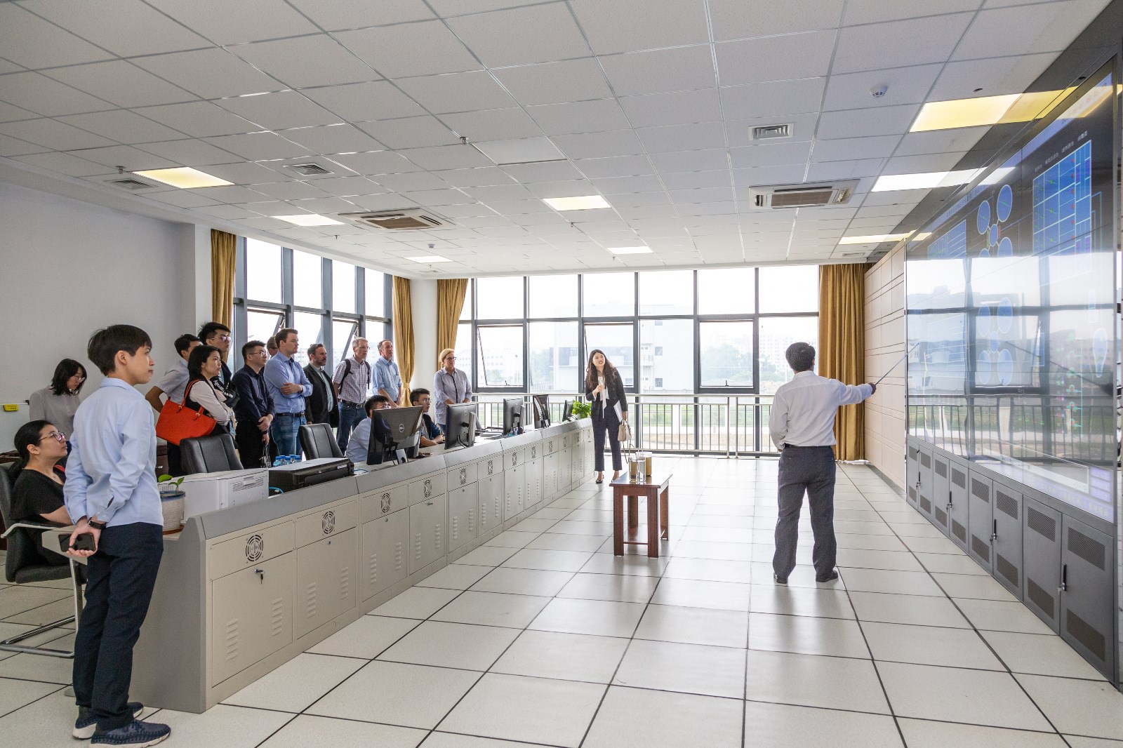 水投公司向代表團(tuán)一行具體介紹長(zhǎng)安新區(qū)廠的處理工藝 水投公司向代表團(tuán)一行具體介紹長(zhǎng)安新區(qū)廠的處理工藝