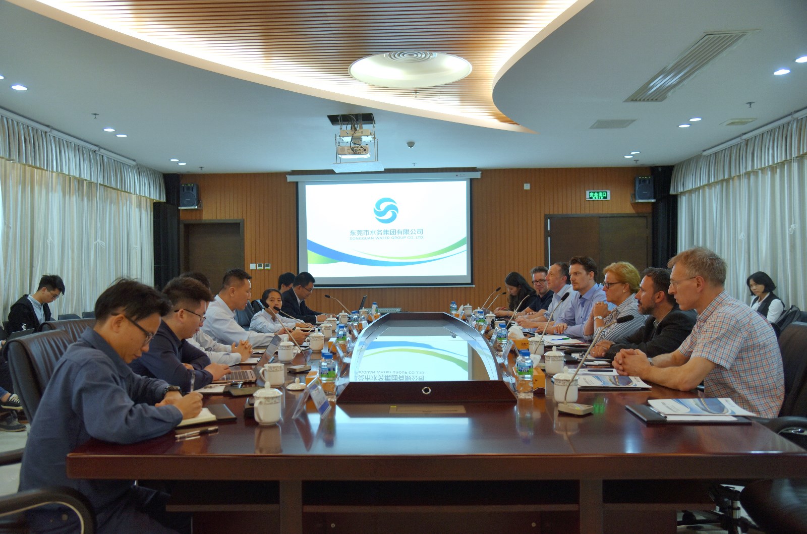 東江水務(wù)公司與代表團(tuán)一行在第六水廠會(huì)議室進(jìn)行座談交流