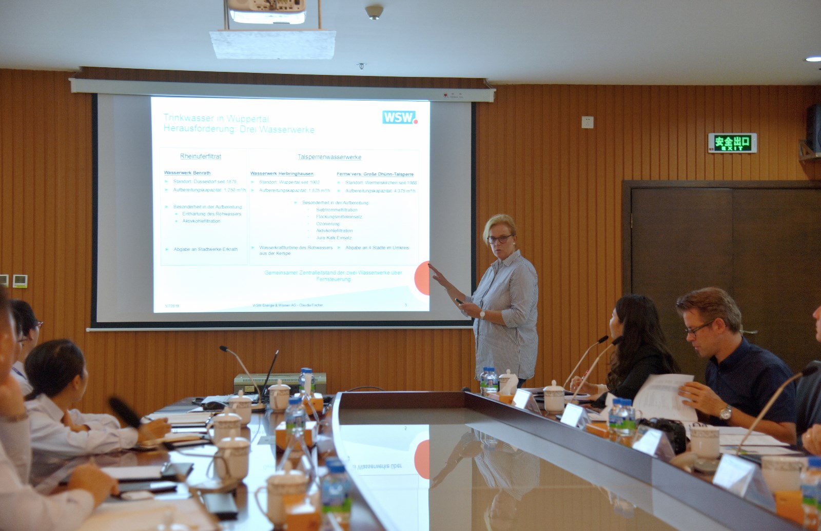 東江水務(wù)公司與代表團(tuán)一行在第六水廠會(huì)議室進(jìn)行座談交流