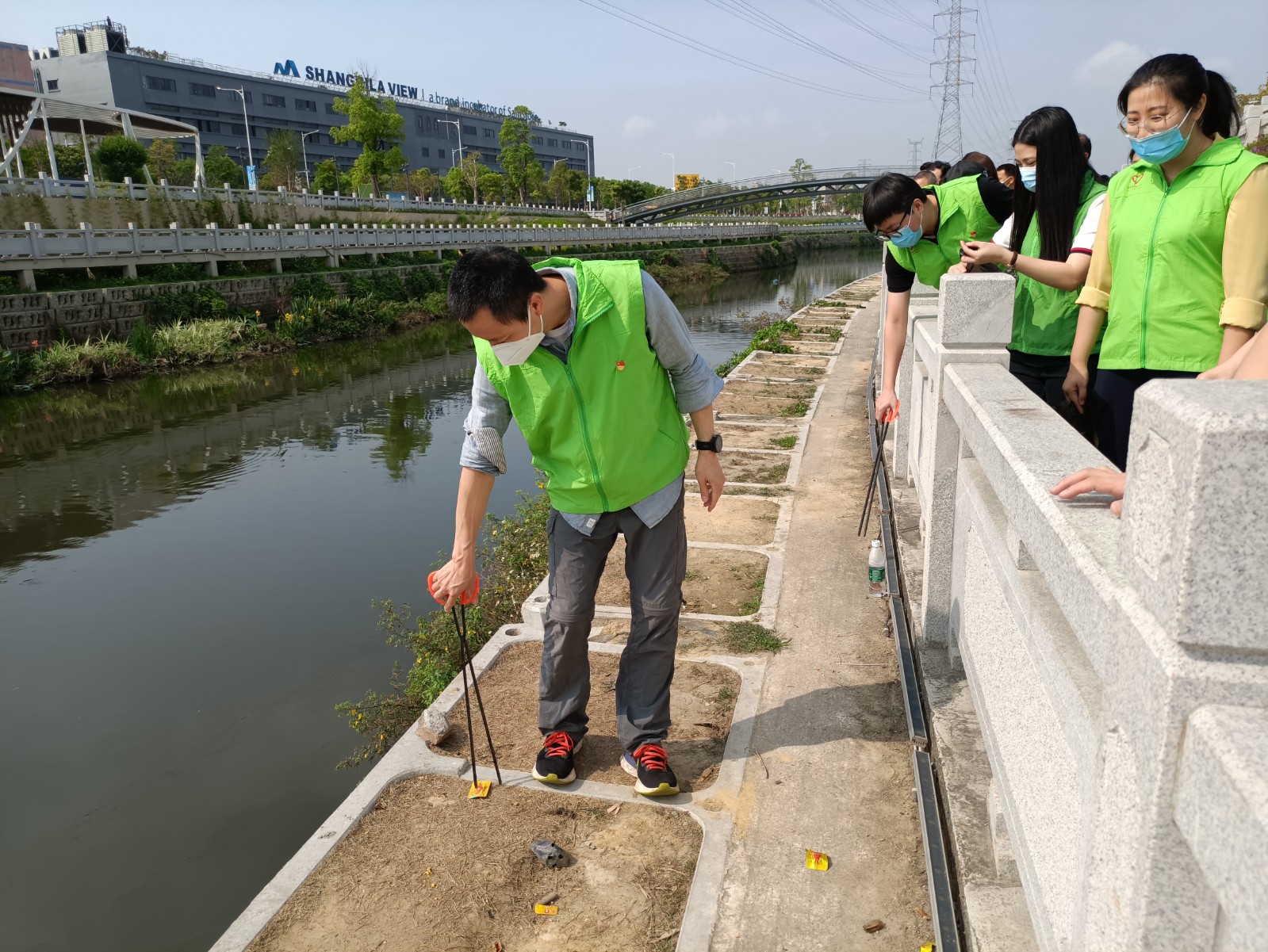 集團機關第一黨支部開展“河莞家”清潔河道.jpg