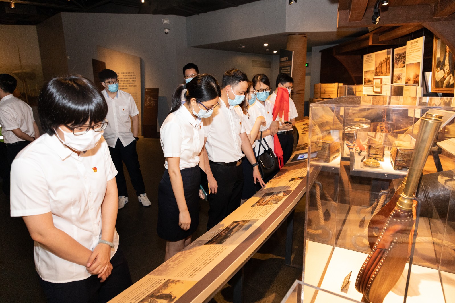 黨員認(rèn)真參觀虎門海戰(zhàn)博物館陳列資料1.jpg