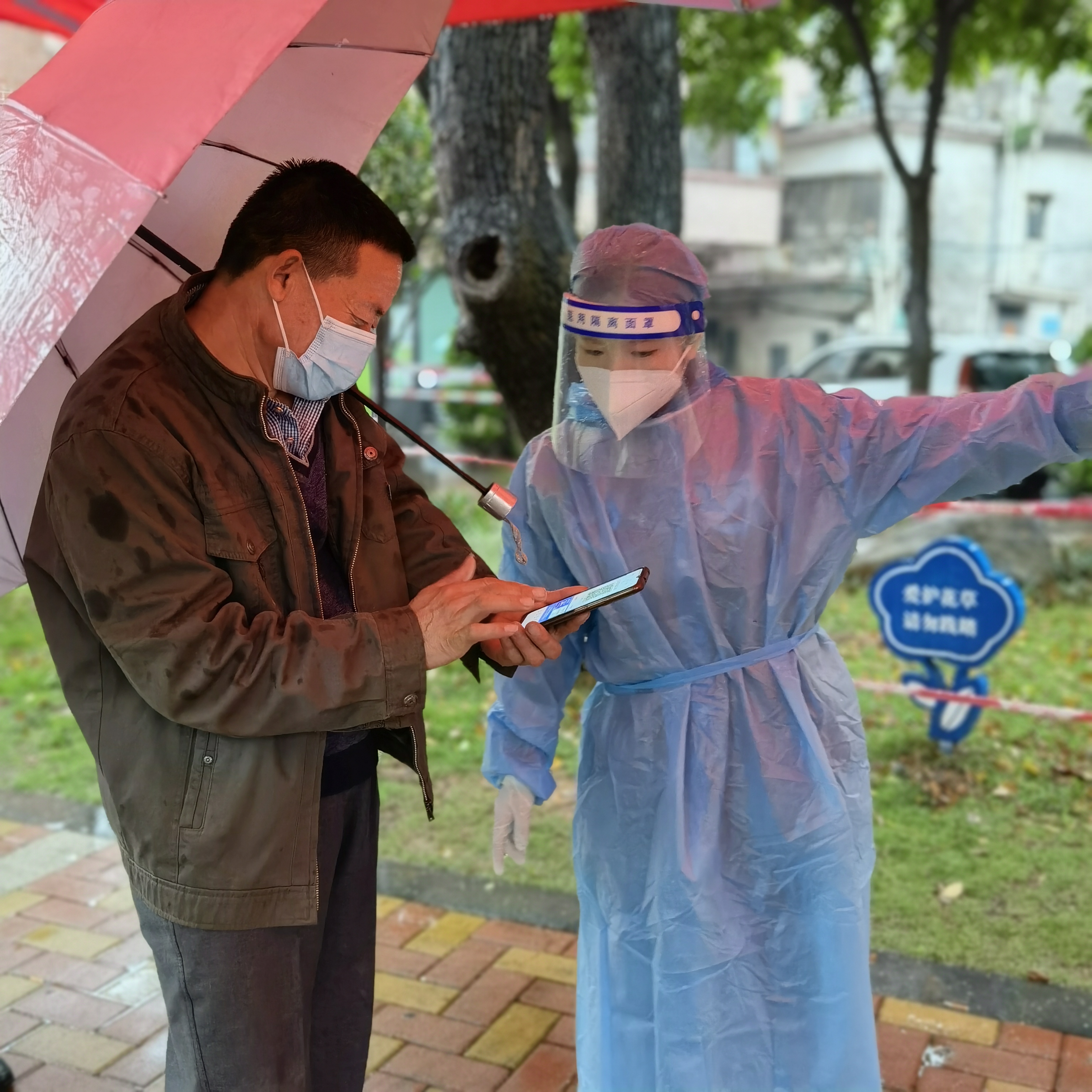 04-黨員協(xié)助社區(qū)群眾出示“三碼”.jpg