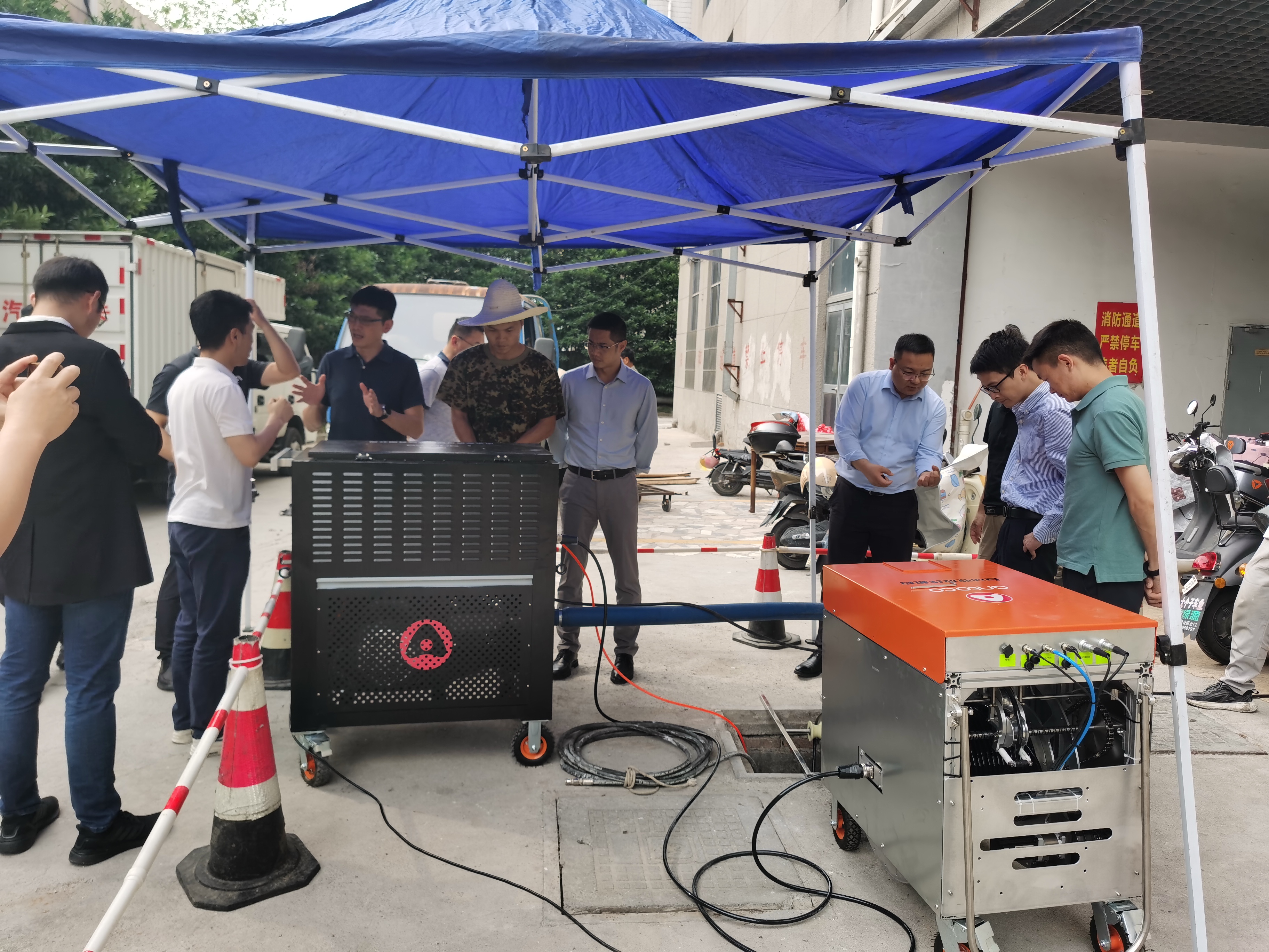 圖1 考察揚(yáng)州市雨污水管網(wǎng)排查修復(fù)工程項(xiàng)目.jpg 圖1 考察揚(yáng)州市雨污水管網(wǎng)排查修復(fù)工程項(xiàng)目.jpg