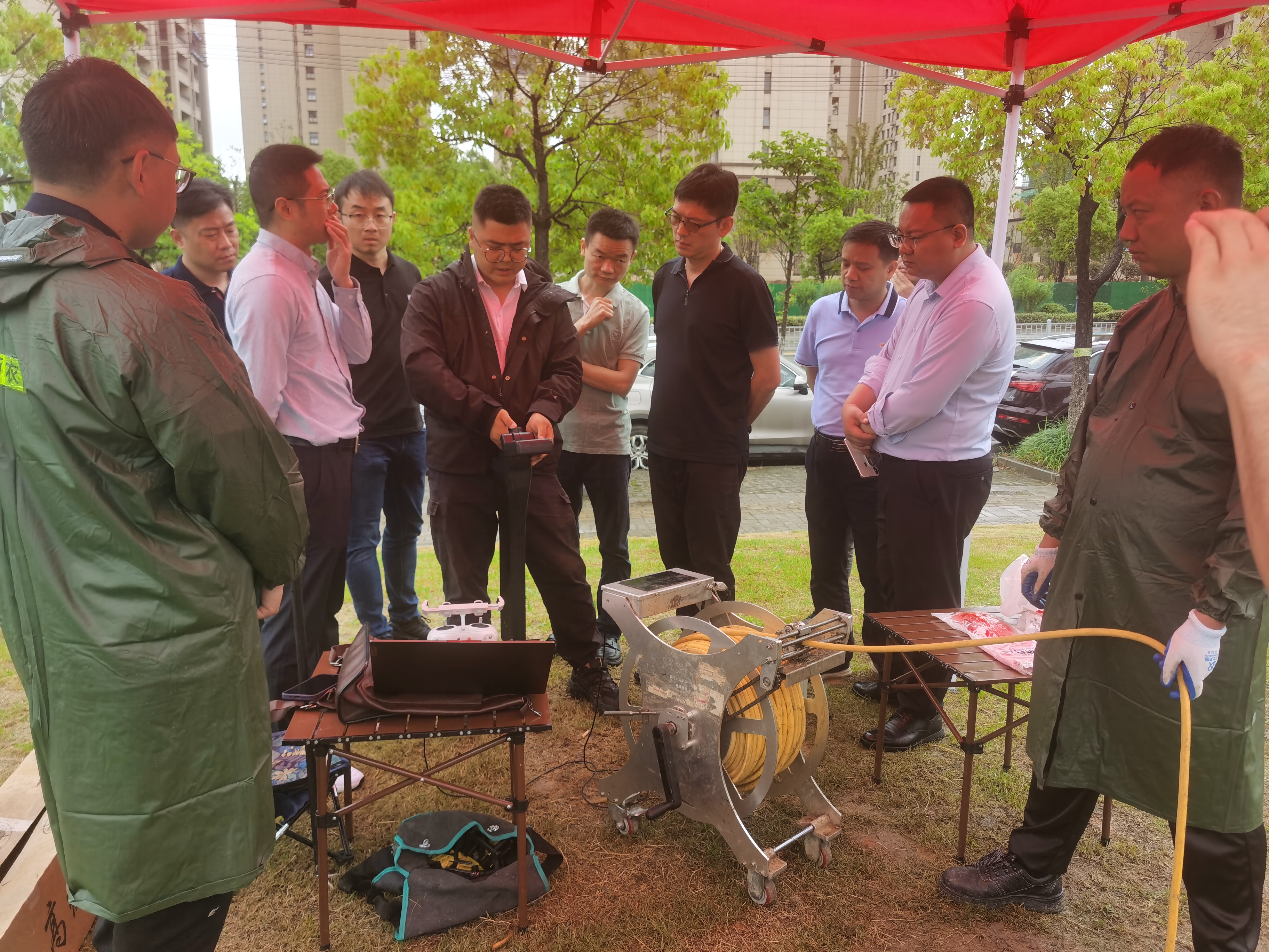 圖3 現(xiàn)場調(diào)研蕪湖市滿水狀態(tài)污水管道檢測作業(yè).jpg 圖3 現(xiàn)場調(diào)研蕪湖市滿水狀態(tài)污水管道檢測作業(yè).jpg