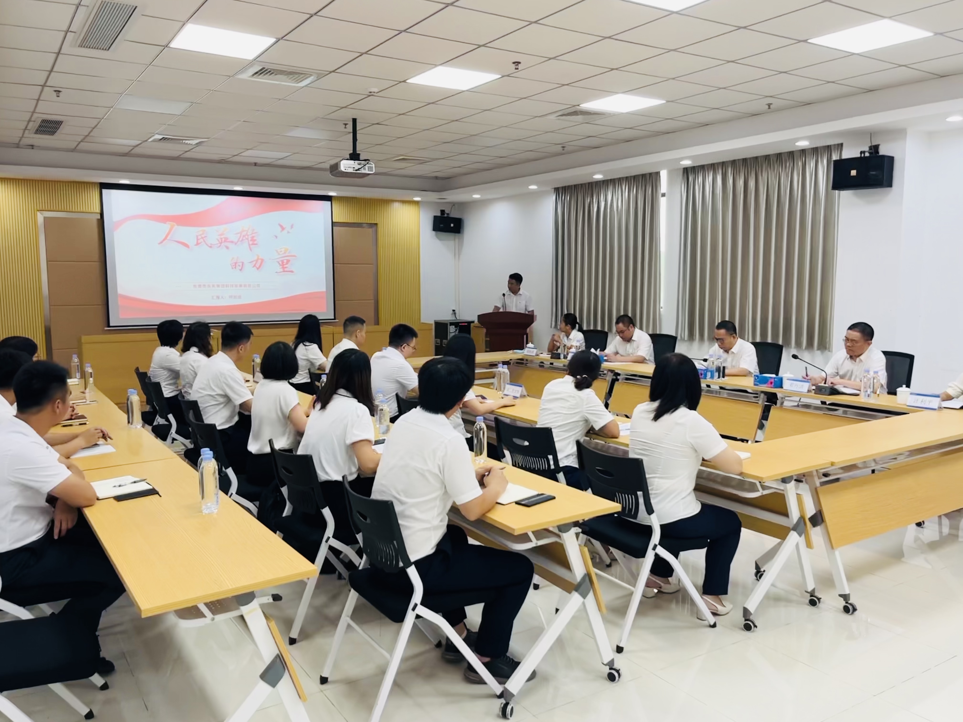 三、專題學(xué)些科技公司（何加成） (2).jpg