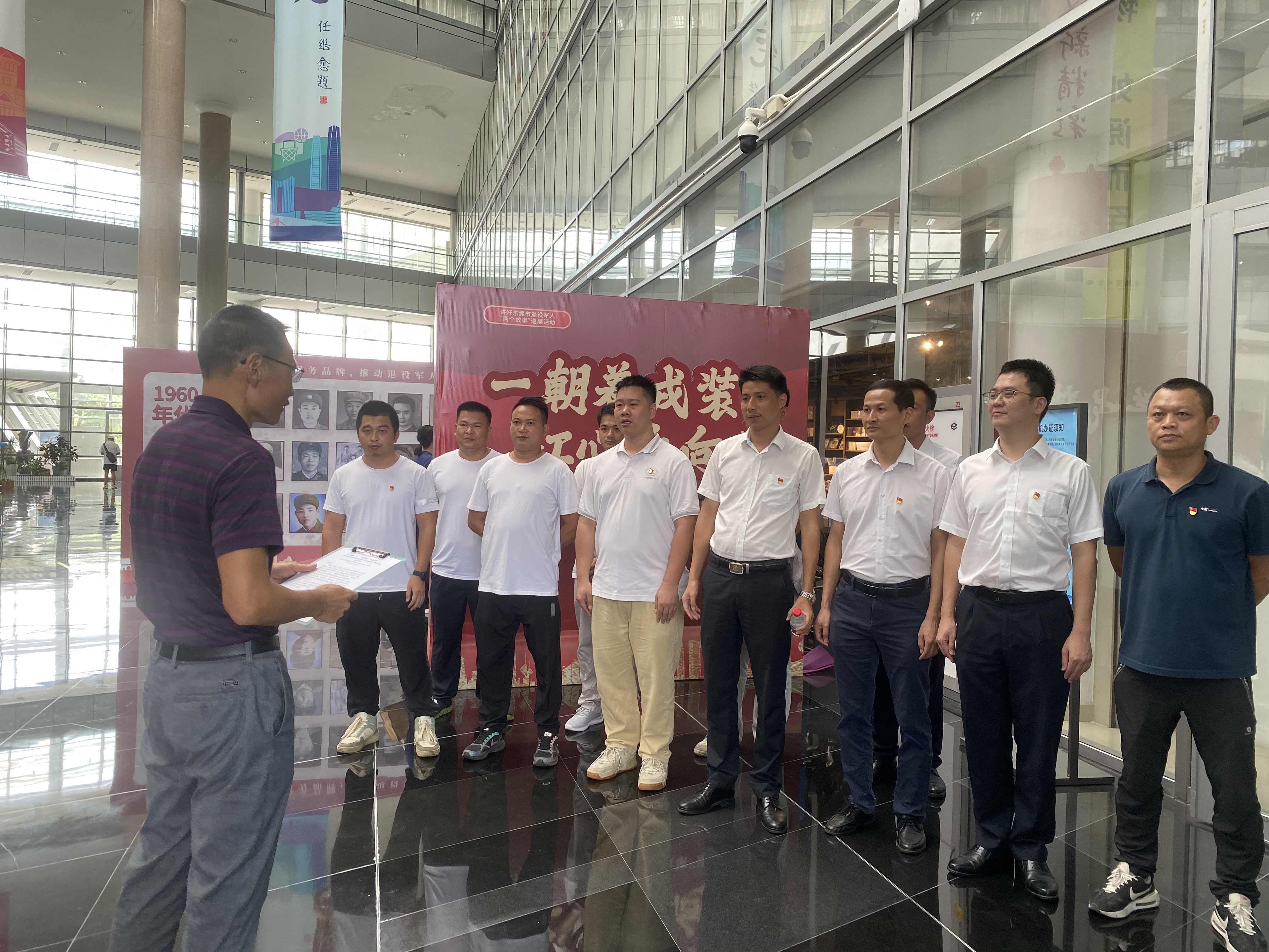 翟熾強(qiáng)黨委副書記對(duì)退役軍人進(jìn)行慰問.jpg
