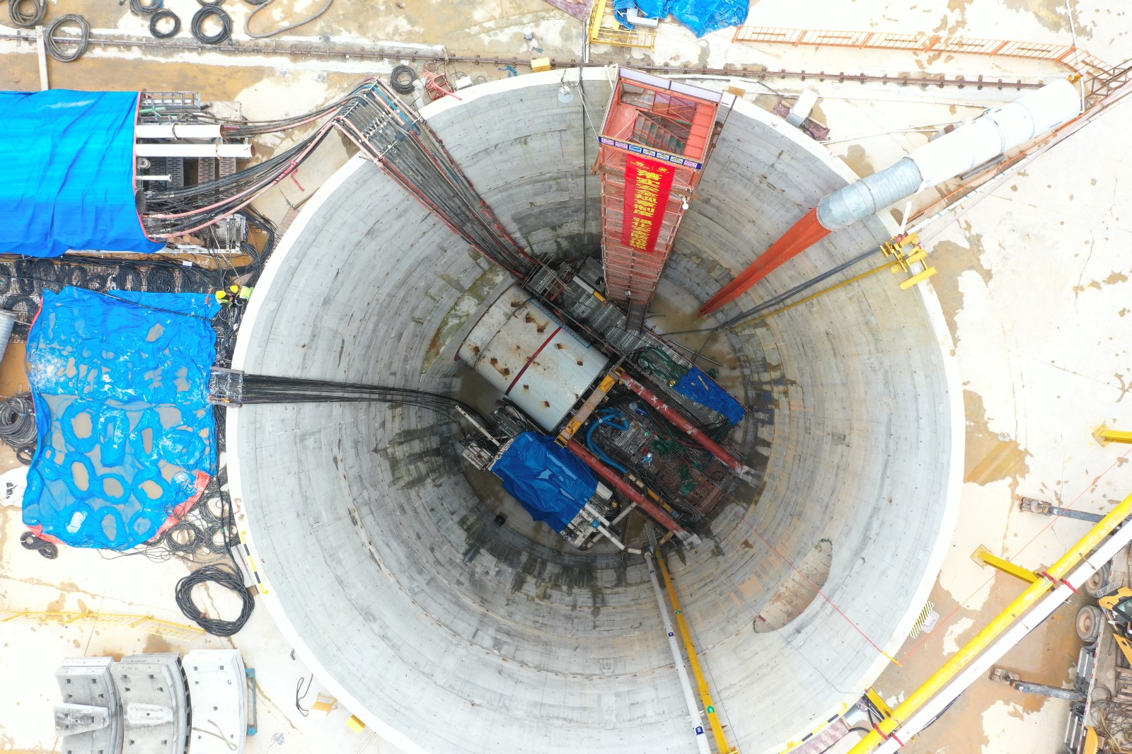 江庫聯(lián)網(wǎng)原水繞松木山水庫段原水管道工程（主體段）第二標(biāo)段R5工作井盾構(gòu)機(jī)施工現(xiàn)場 (2).jpg