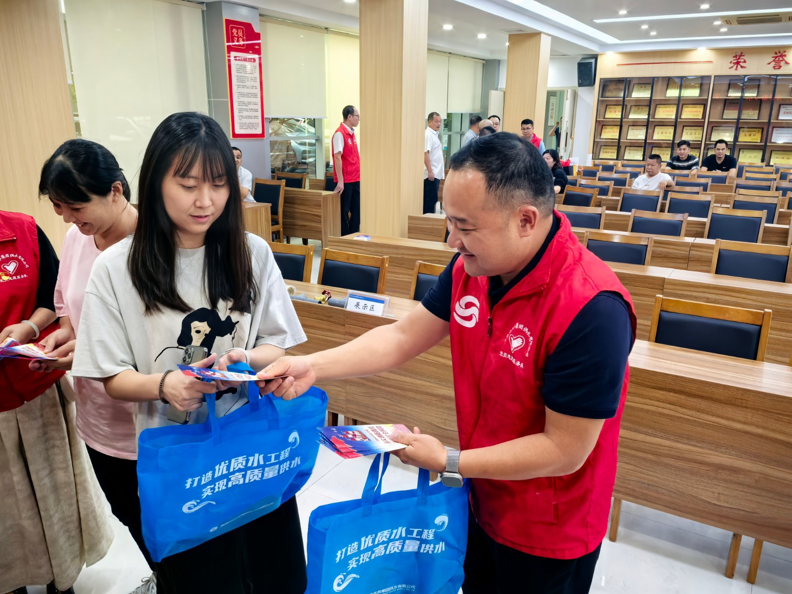 開展線下入戶消防提示活動 (2).jpg