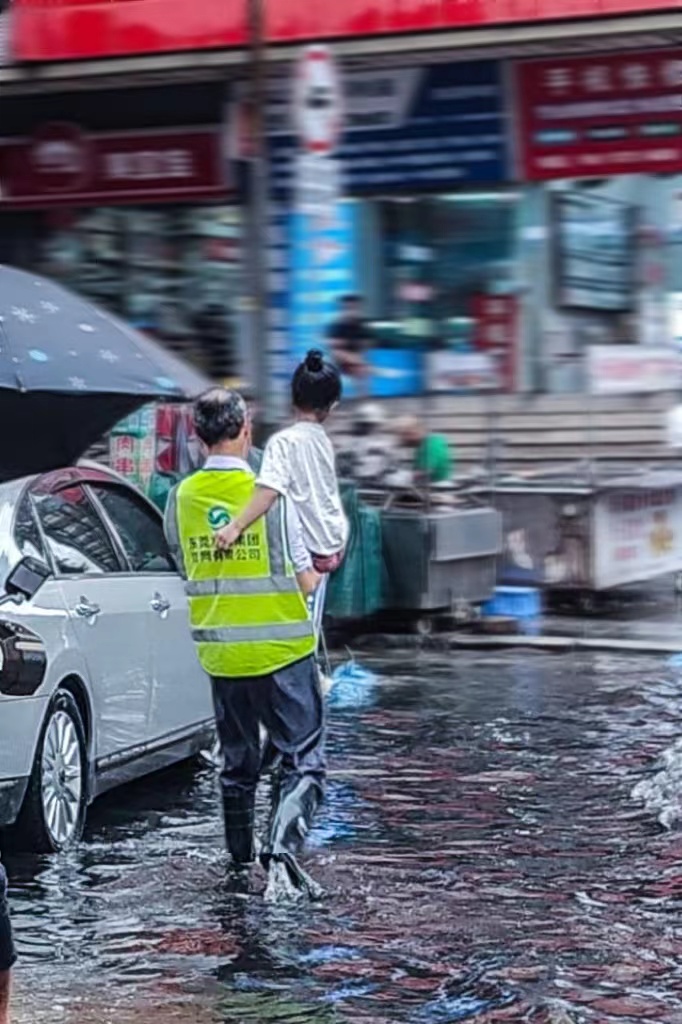 第三分公司運(yùn)營(yíng)工作部運(yùn)維人員在內(nèi)澇點(diǎn)協(xié)助市民轉(zhuǎn)移.jpg