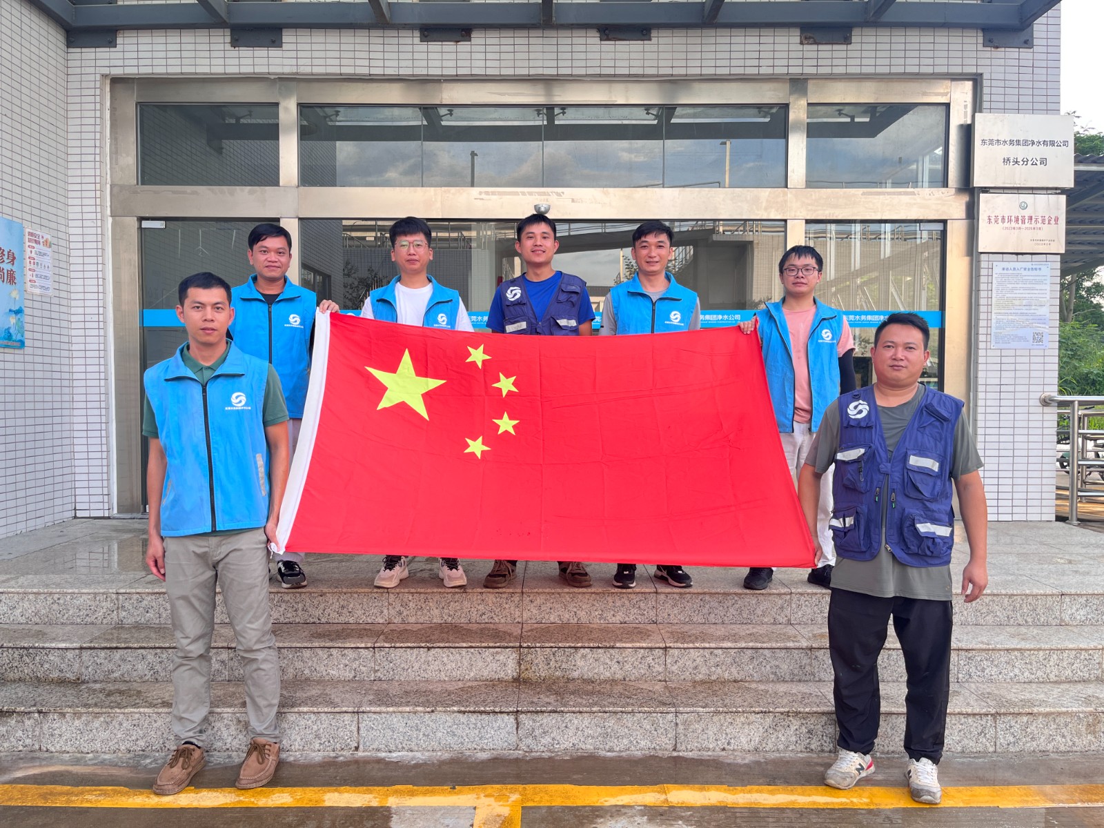 5.我與國(guó)旗合影-橋頭廠職工代表.jpg