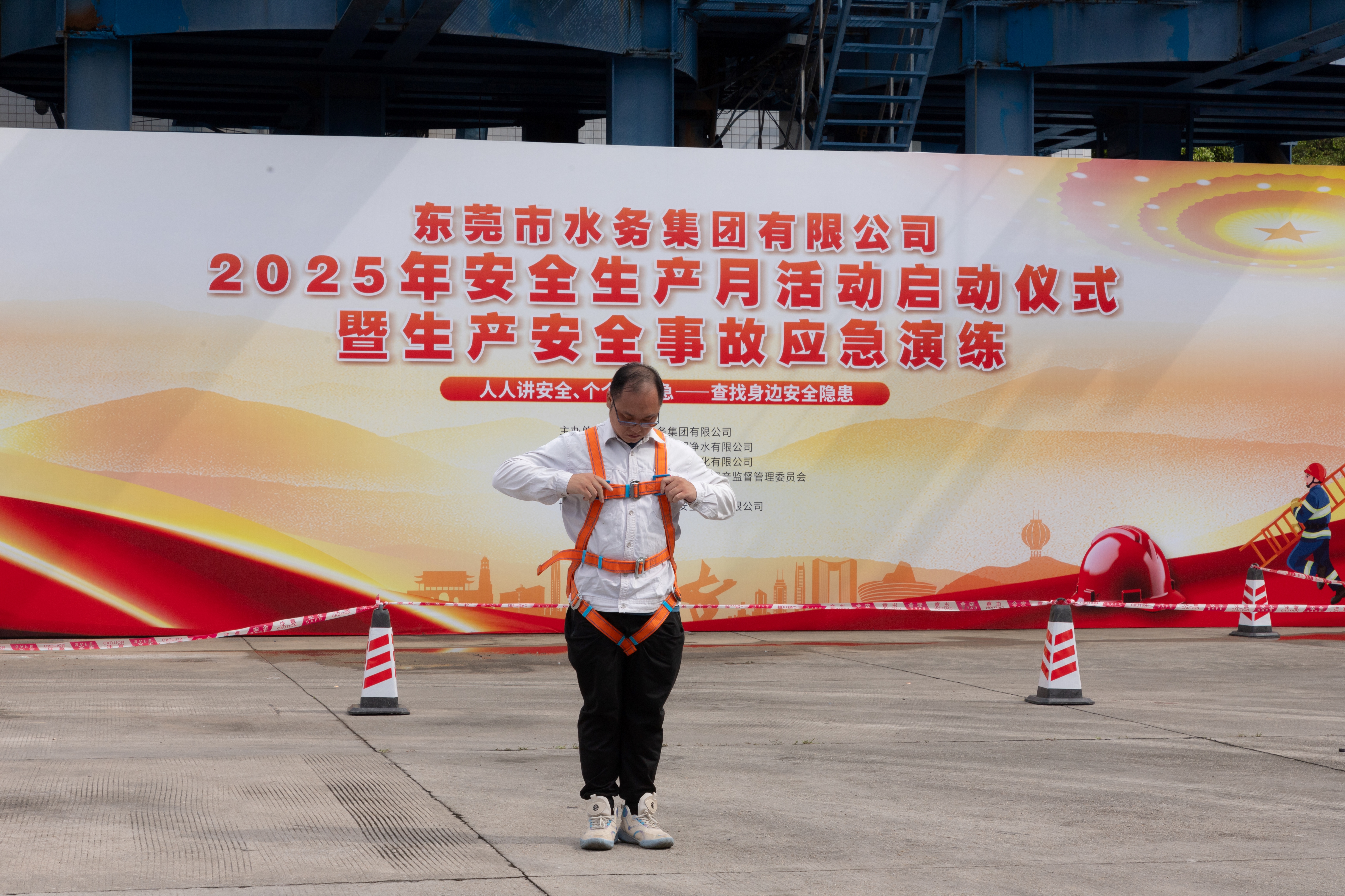 作業(yè)人員進行五點式安全帶穿戴演示.jpg