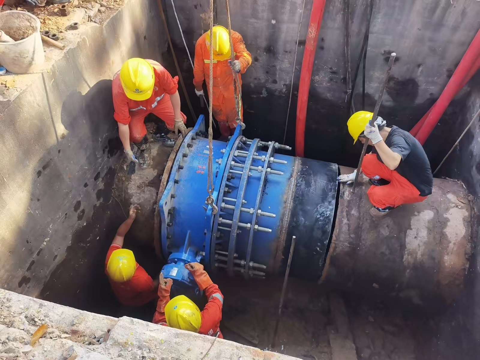 圖2：DN1200供水管道搶修現(xiàn)場(chǎng).jpg