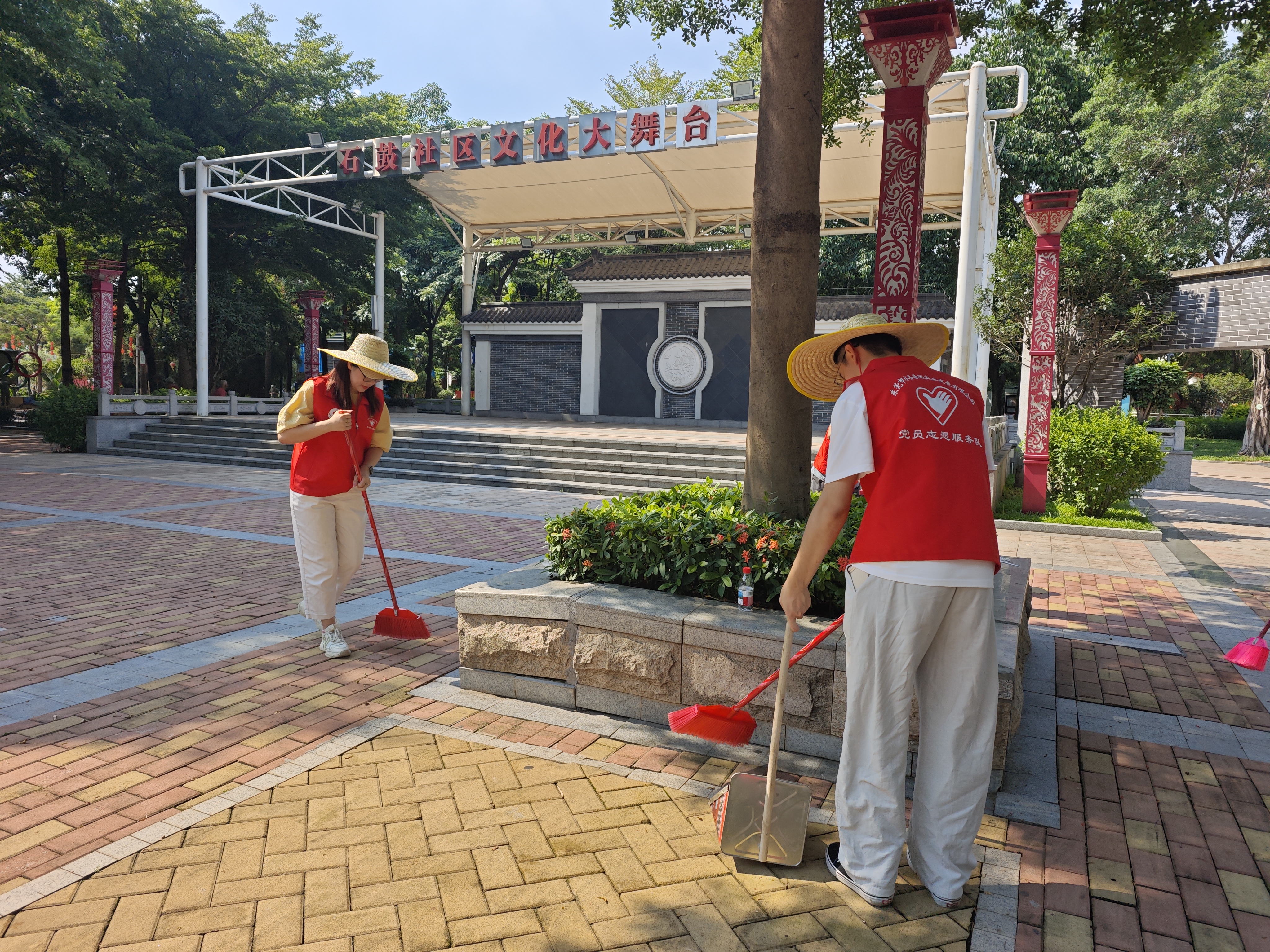 1.2 組織黨員到南城石鼓社區(qū)開展防蚊志愿服務(wù)活動(dòng)，清掃衛(wèi)生死角。.jpg