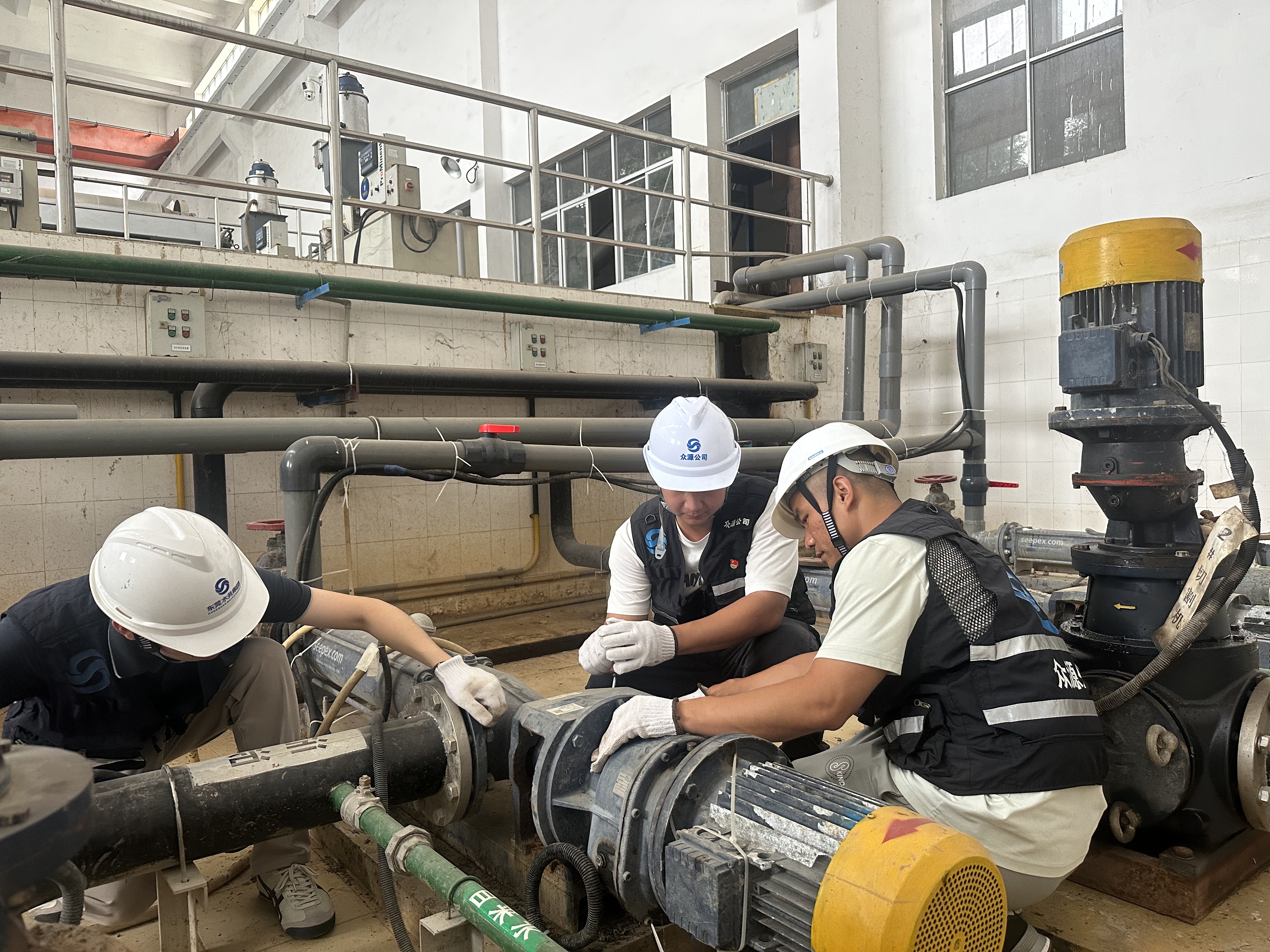 2.3 公司一線黨員積極在崗位中發(fā)揮先鋒模范作用，帶頭開展安全設(shè)備檢查工作。.jpg