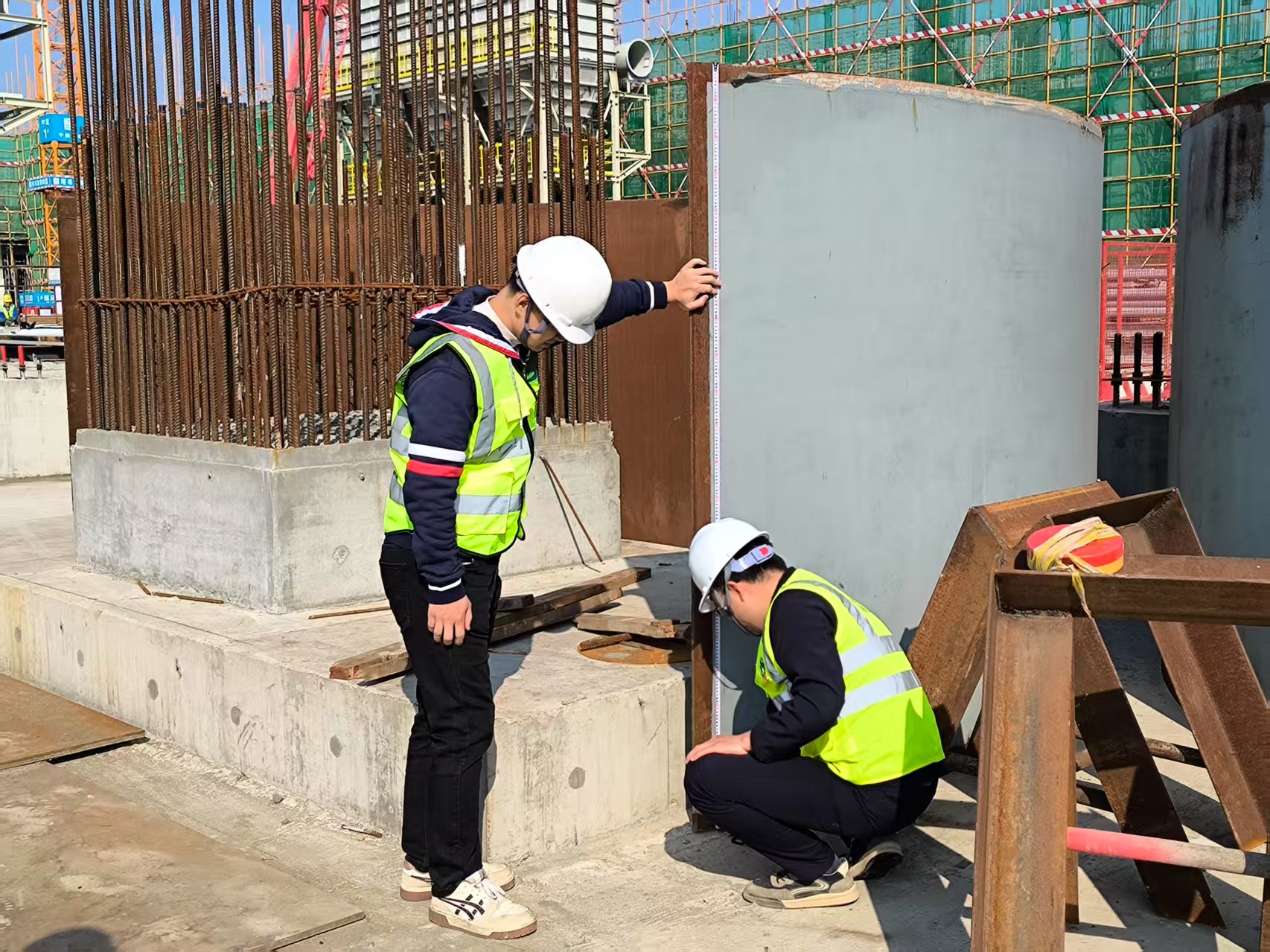 2.4 公司一線黨員積極在崗位中發(fā)揮先鋒模范作用，帶頭開展安全設(shè)備檢查工作。.jpg