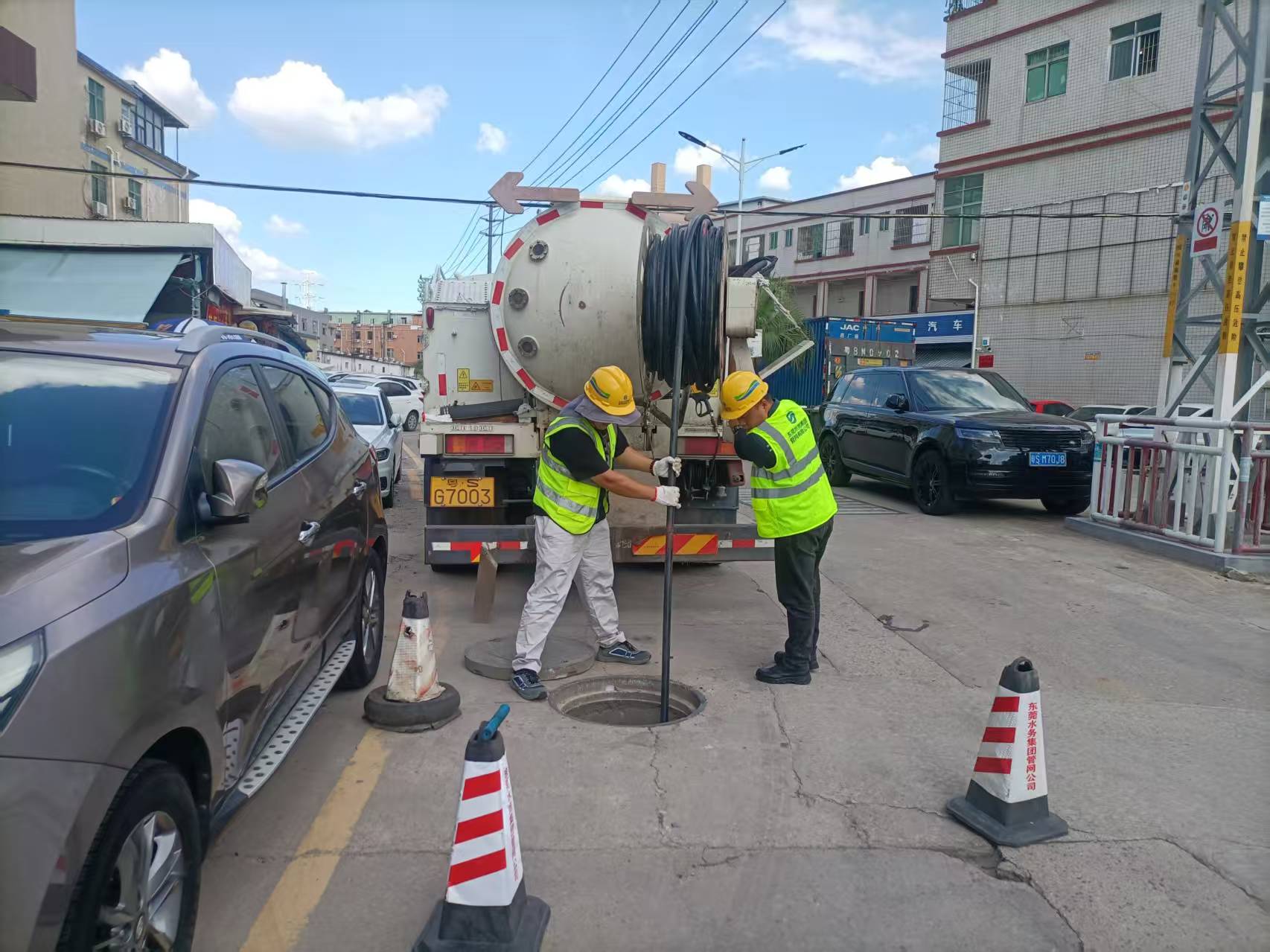 黃江片區(qū)-高壓清疏車作業(yè)、工人清理截流井格柵的照片（清疏攻堅(jiān)）-3.jpg
