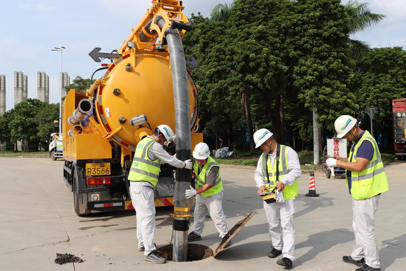 4.一線運(yùn)維人員利用吸污車清理管道污泥.jpg