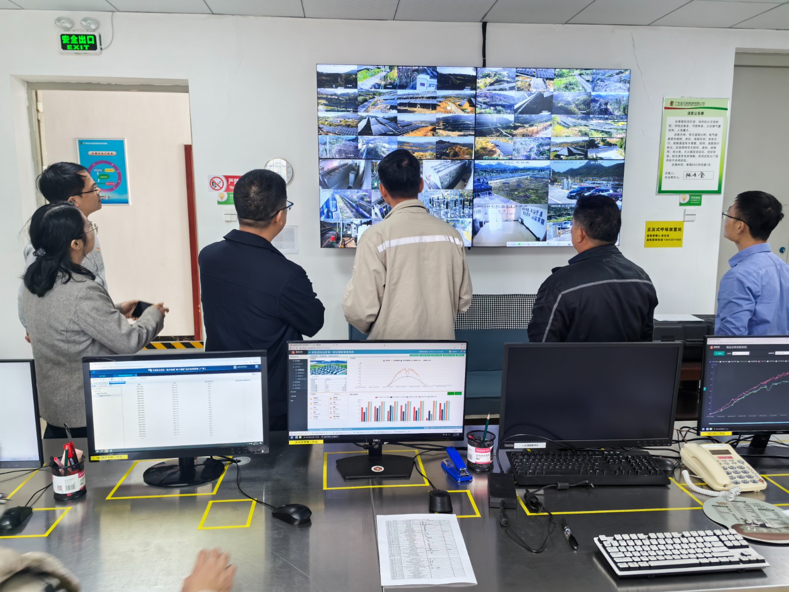圖注：科技公司調(diào)研組參觀廣東新能源公司智能調(diào)控室.jpg