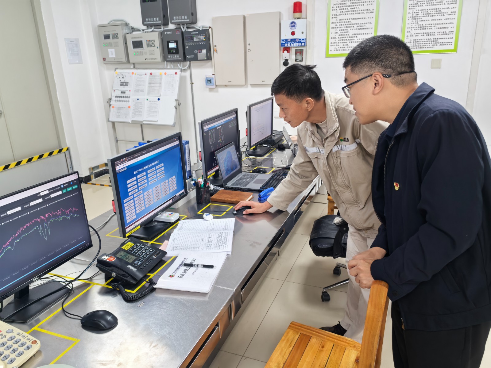 圖注：科技公司調(diào)研組參觀廣東新能源公司智能調(diào)控室 (2).jpg